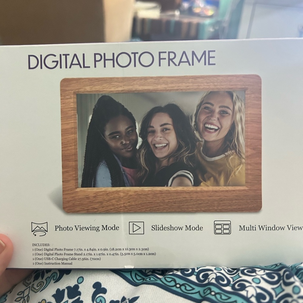 Digital Photo Frame with Wood Finish